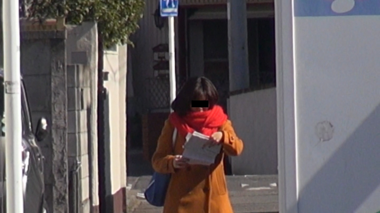 妻A子が自宅を出るのを確認