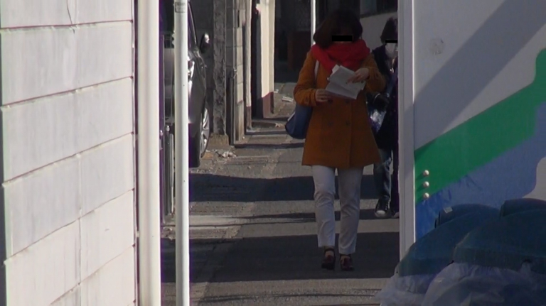 妻A子が駅方面に向かって歩いている