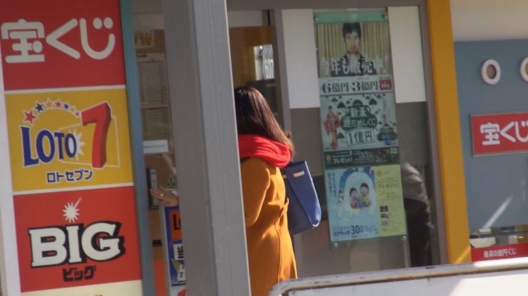 宝くじ売り場に立ち寄り、宝くじを購入