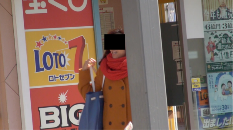 宝くじを購入し、再び移動するA子