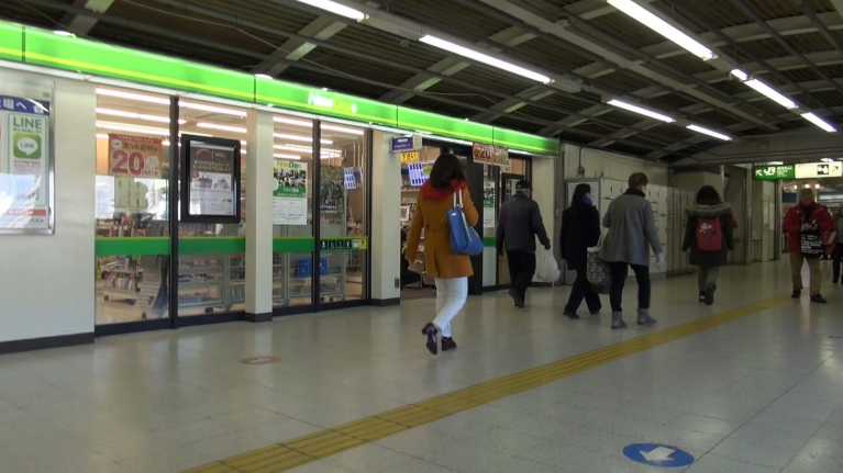 駅構内に入るA子