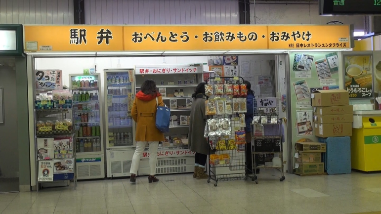 駅構内で売店に立ち寄るA子
