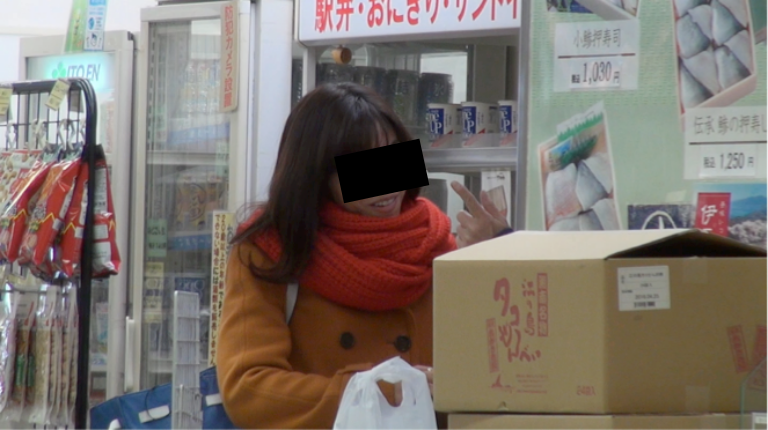 売店で弁当を購入するA子