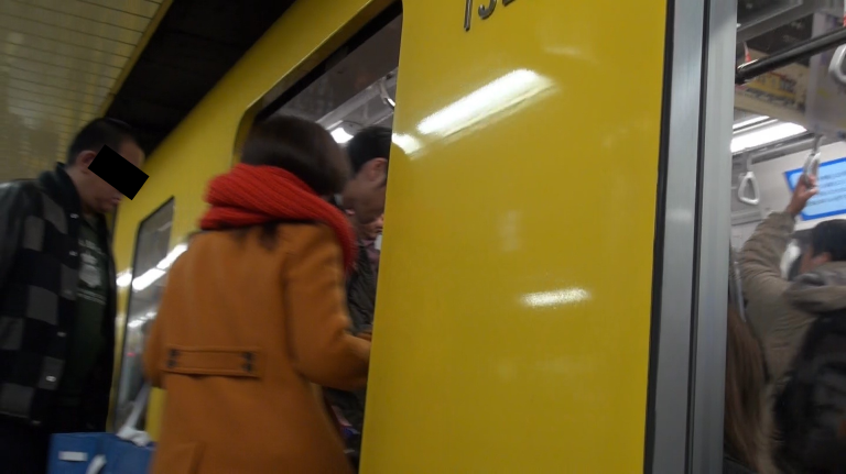 渋谷行きの電車に乗車したA子の様子