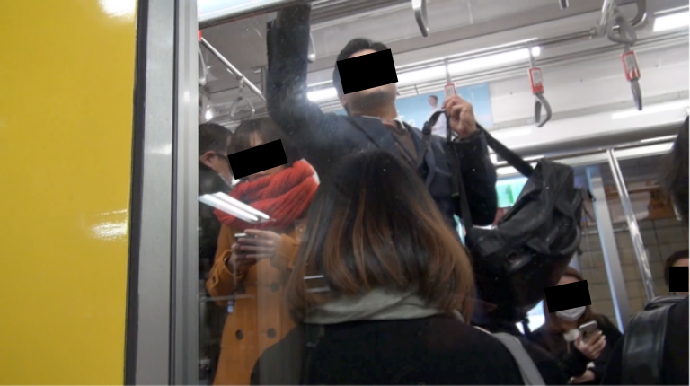 電車内のA子の様子