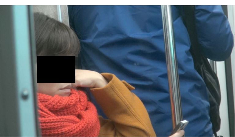 電車内のA子の様子