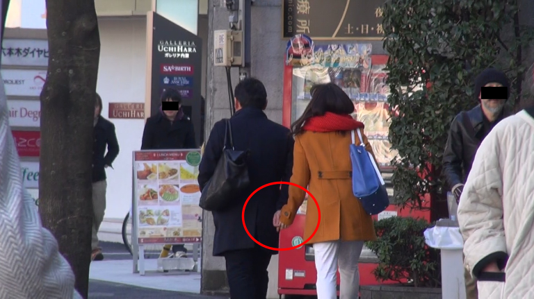 A子と浮気相手の男性が手を繋ぐ