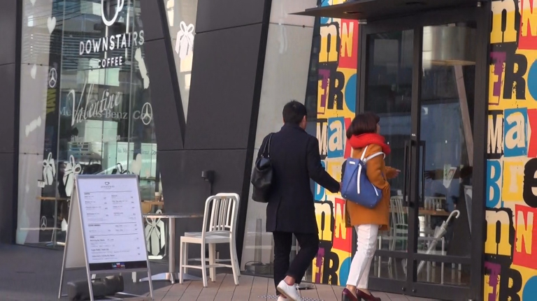 カフェに入店するA子と浮気相手の男性