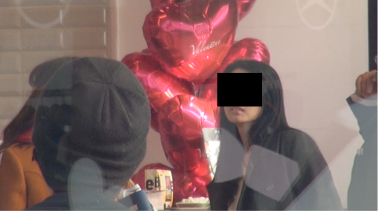 A子と浮気相手の男性は共通の仕事仲間B子と同カフェで合流