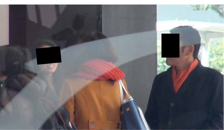 A子、浮気相手の男性、共通の仕事仲間B子の店内での様子