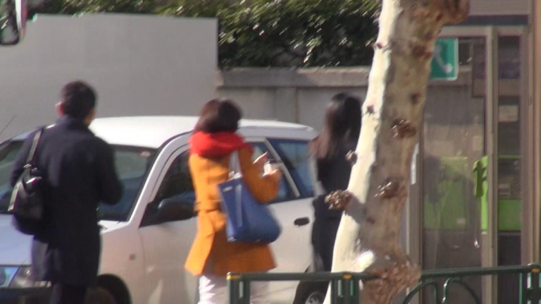 【13時37分】A子、浮気相手の男性、共通の仕事仲間B子がカフェを出る