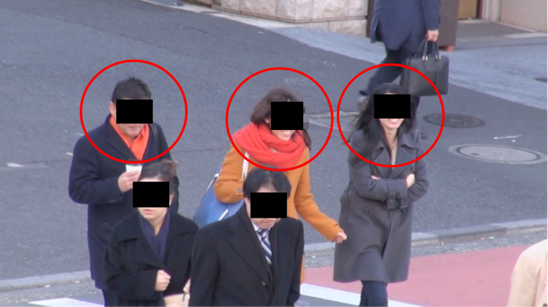 【13時39分】カフェから出た3名が某マンションに入る