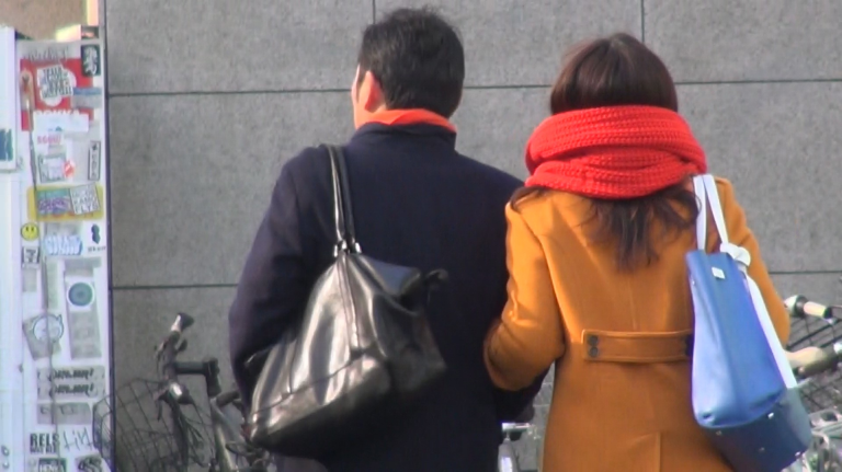 【14時30分】50分後、3人がマンションから出てくる