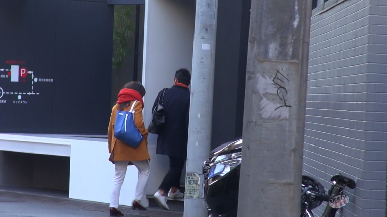 ラブホテルに入るA子と浮気相手の男性