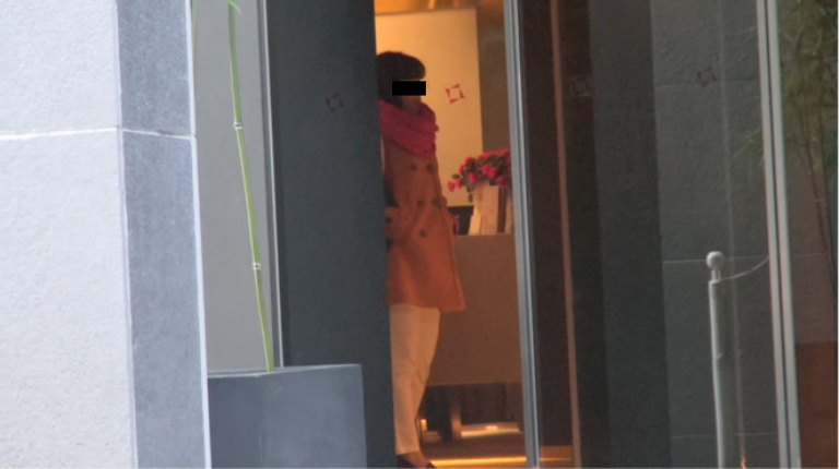 チェックインの手続きを待つA子