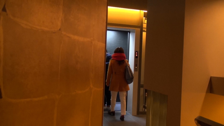 【14時45分】ホテル内のエレベーターに乗車するA子と浮気相手