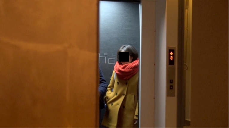 浮気相手の男性のあとからエレベーターに乗車するA子