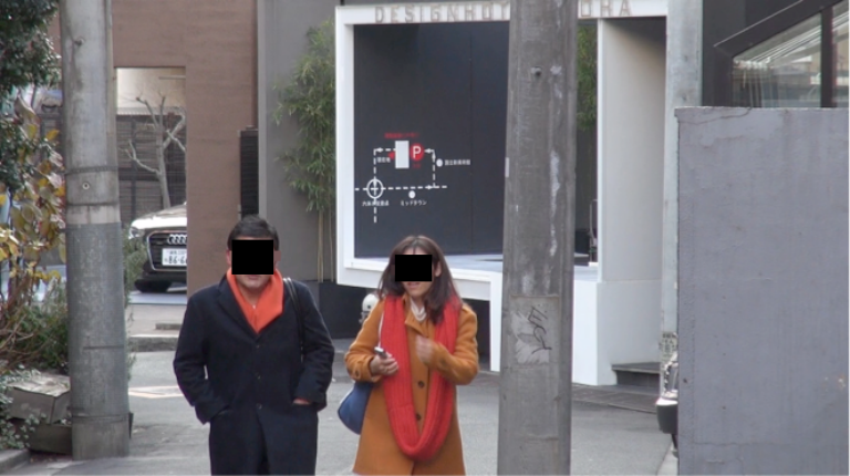 ラブホテルから出たA子と浮気相手の男性