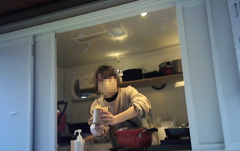 キッチンカーで働く対象者（奥さん）を発見。中の様子がわからず、車内に不倫相手と思われる人物がいるかどうか確認できないため、“接近戦に”持ち込む