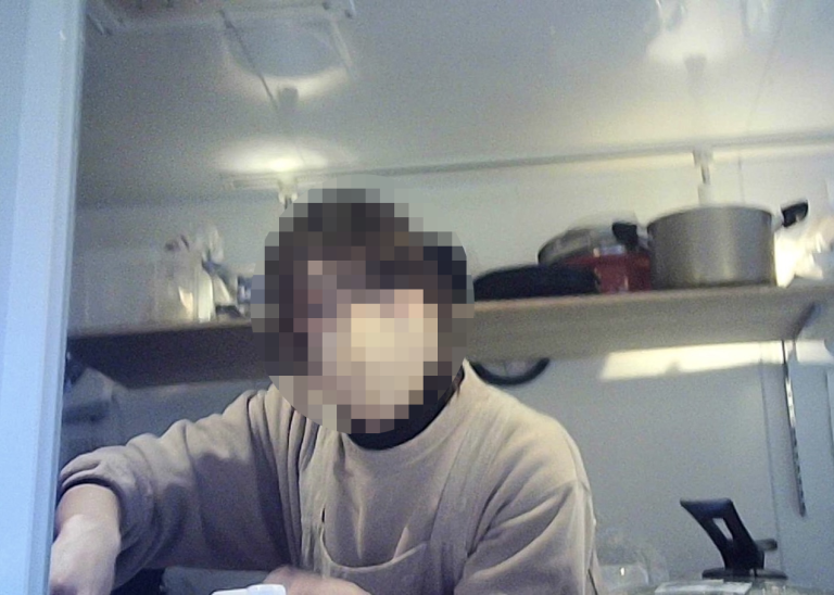 客が行列になっているタイミングだと、忙しさから本人も落ち着いて会話ができず、有力情報が得られない可能性が高い。したがって、接近するベストなタイミングを計っている