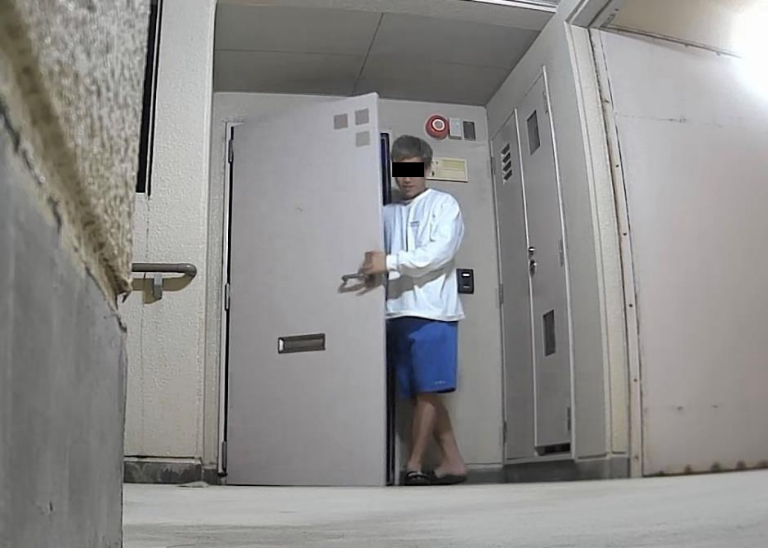 浮気相手がA子宅から出てくるのを確認