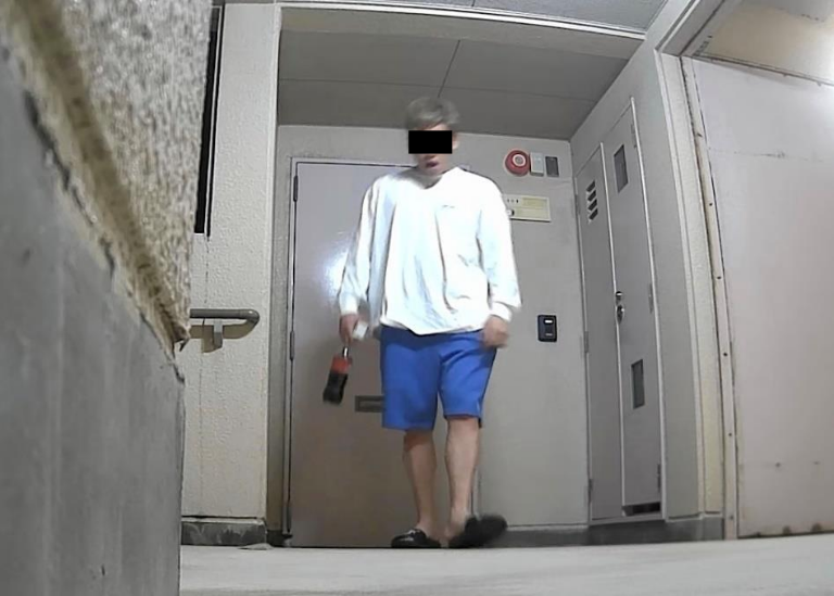 浮気相手がA子宅から出てくるのを確認