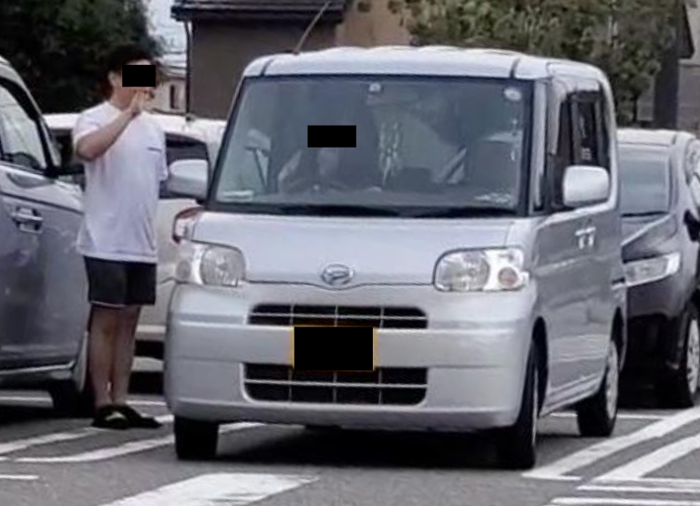 浮気相手とA子はお互いに手を振り合っている