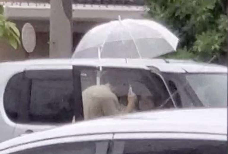 浮気相手とA子は別れ際に何度もキスをする