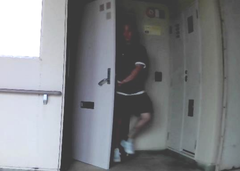 A子の自宅から浮気相手が出てくる