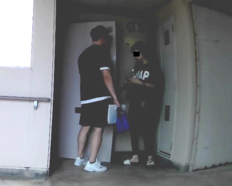 浮気相手に続きA子も自宅を出る様子