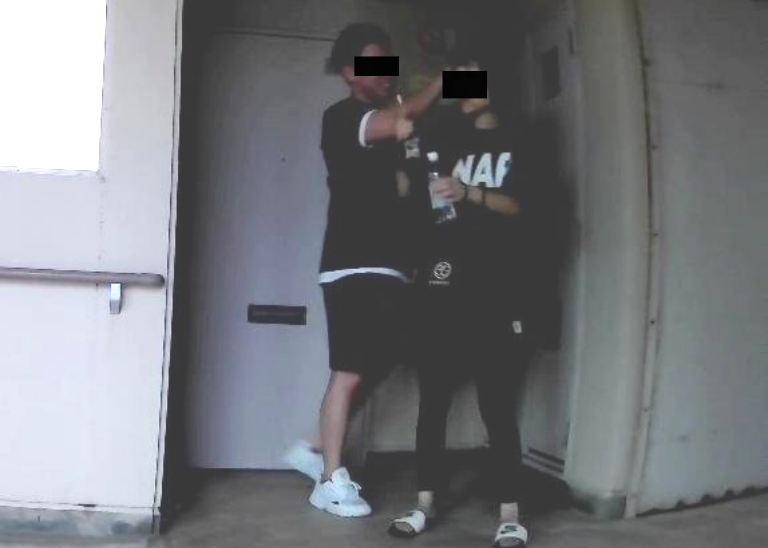 浮気相手に続きA子も自宅を出る様子