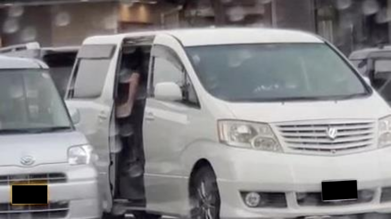 浮気相手の車内後部座席に乗り込むA子