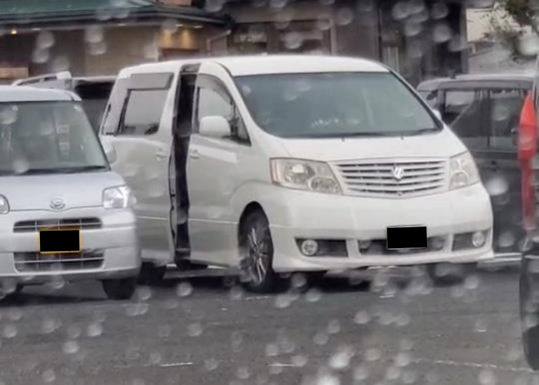 浮気相手の車内後部座席に乗り込むA子