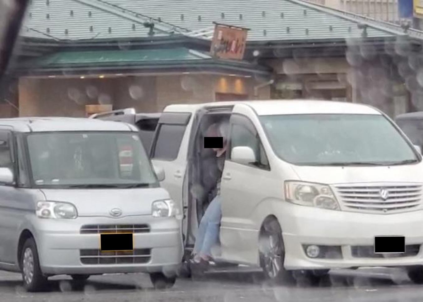 カーセックスを終え、浮気相手の車両から出てくるA子