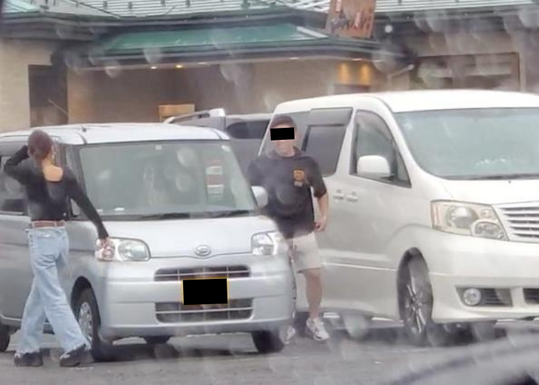 車両から出てくるA子と浮気相手