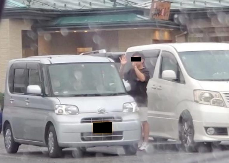 A子が保育園に子供を迎えにいくためここで別れる。浮気相手は見送る