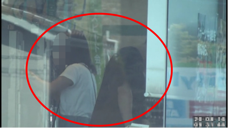 コンビニに立ち寄る二人の仲睦まじい様子