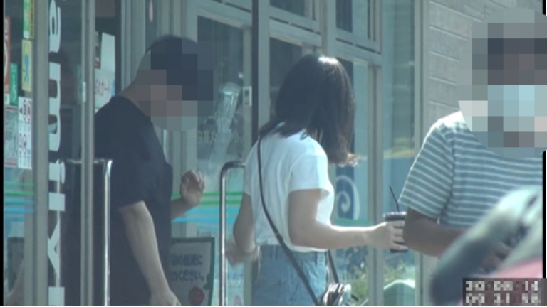 コンビニに立ち寄る二人の仲睦まじい様子