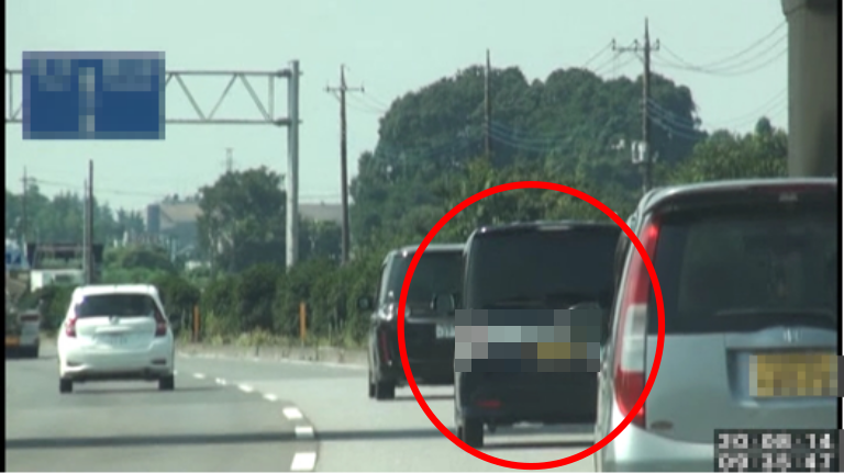 引き続き対象車両を尾行