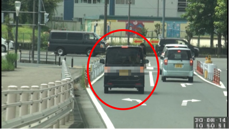 引き続き対象車両を尾行