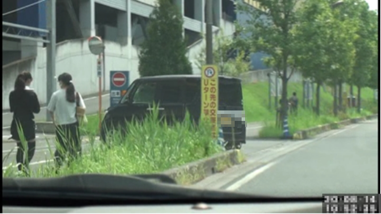 【14:44】二人を乗せた車は大型商業施設へ
