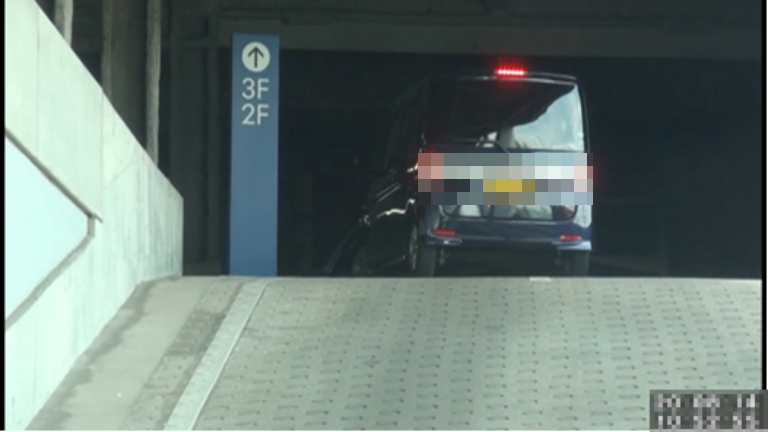 大型商業施設の駐車場に入っていく車両