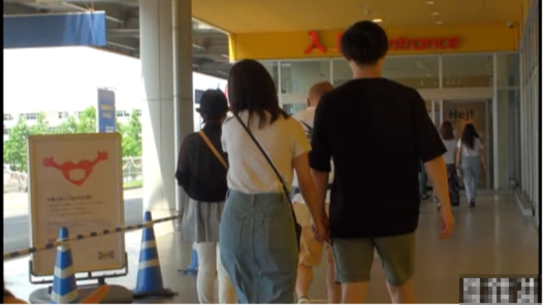 【14:52】店内に入っていく二人の様子