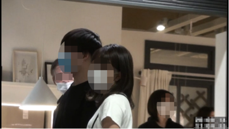 密着して歩く二人の様子