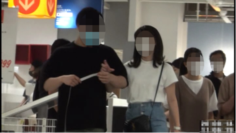 腕を組みじゃれあう二人