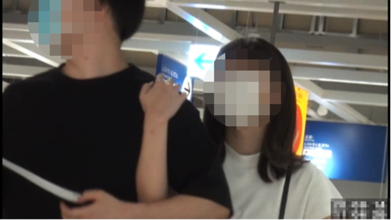 腕を組みじゃれあう二人