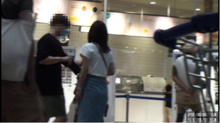 A子の肩掛けカバンからA子のサイフを取り出す浮気相手男性