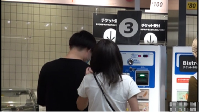 自販機で食券を購入する二人