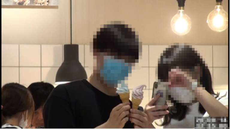 購入したソフトクリームで写真を撮る二人