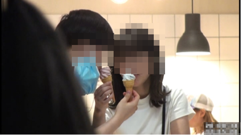 ソフトクリームをお互いに食べさせ合っている様子